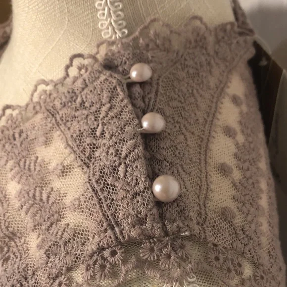 Francesca’s Color pink size Large 3 Buttons on shoulder and Lace on top - Picture 4 of 9